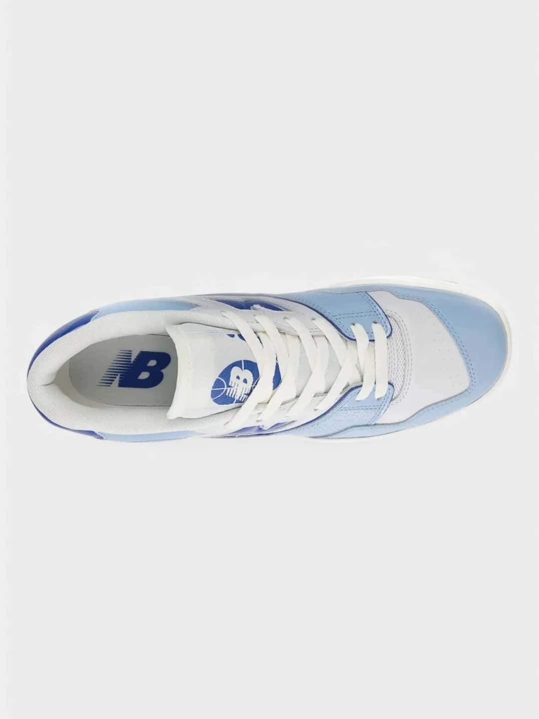 New Balance 550 celeste y blanca vista desde arriba, con la lengüeta y la plantilla con el logo de la marca