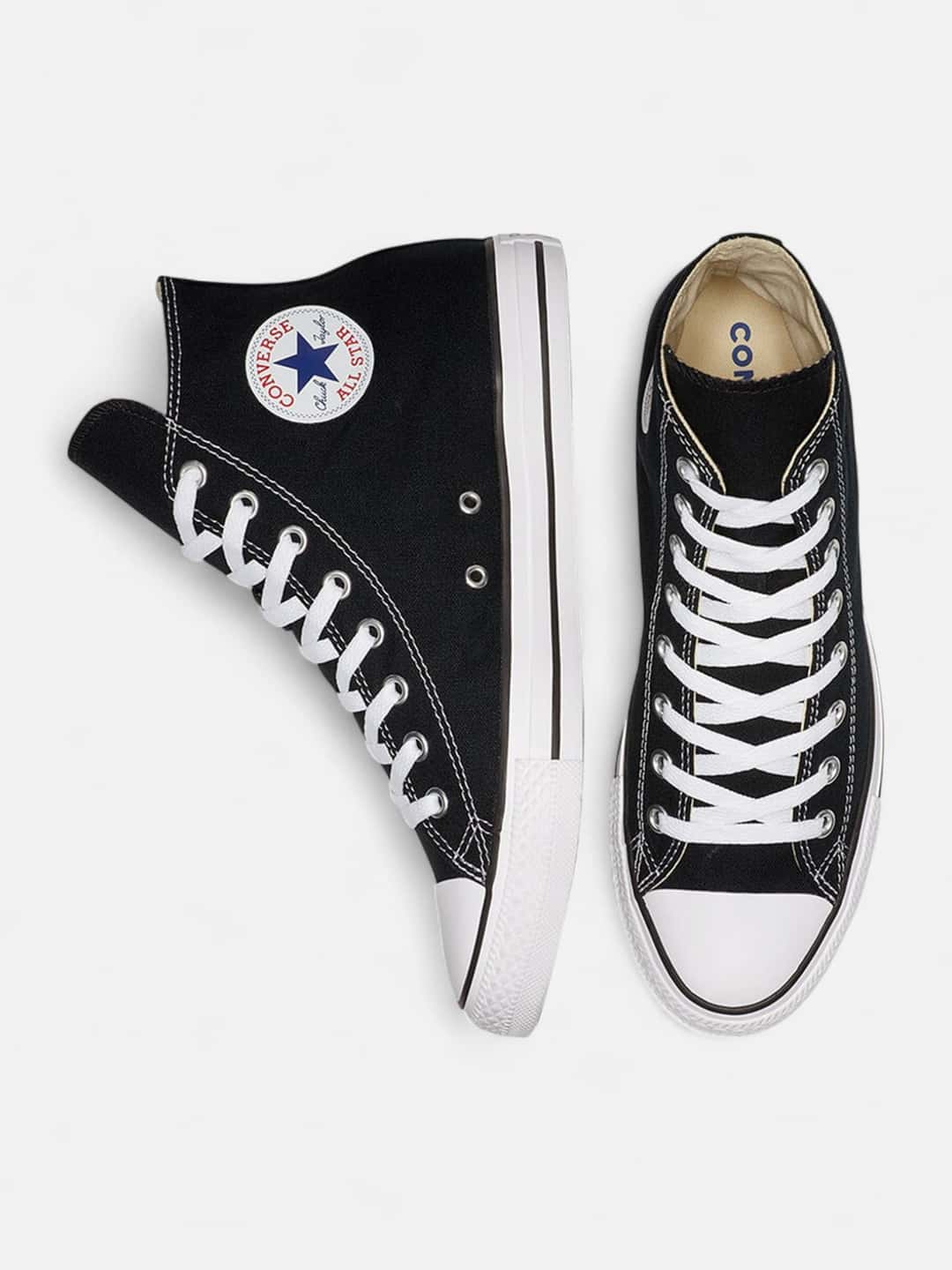 Par de Converse Chuck Taylor All Star Hi negras, una de perfil con el parche de la estrella y la otra vista desde arriba