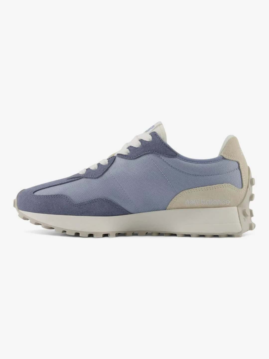 New Balance 327 azul grisáceo con la N grande blanca y la suela de tacos crema, de perfil