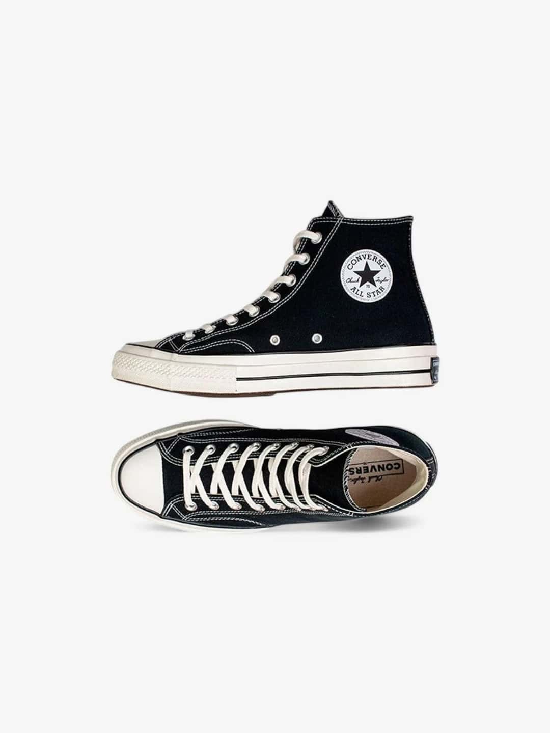 Converse Chuck 70 Hi negra con la suela crema, vista desde arriba y de perfil