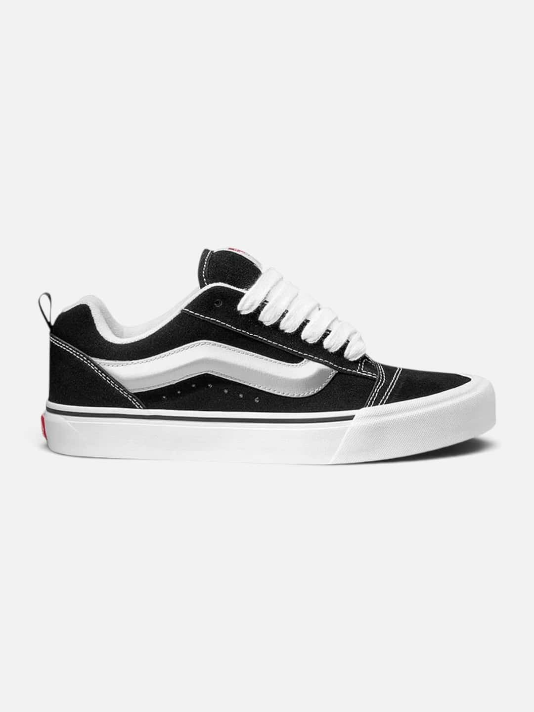 Vans Knu Skool negra con la franja blanca con relieve y cordones anchos, de perfil