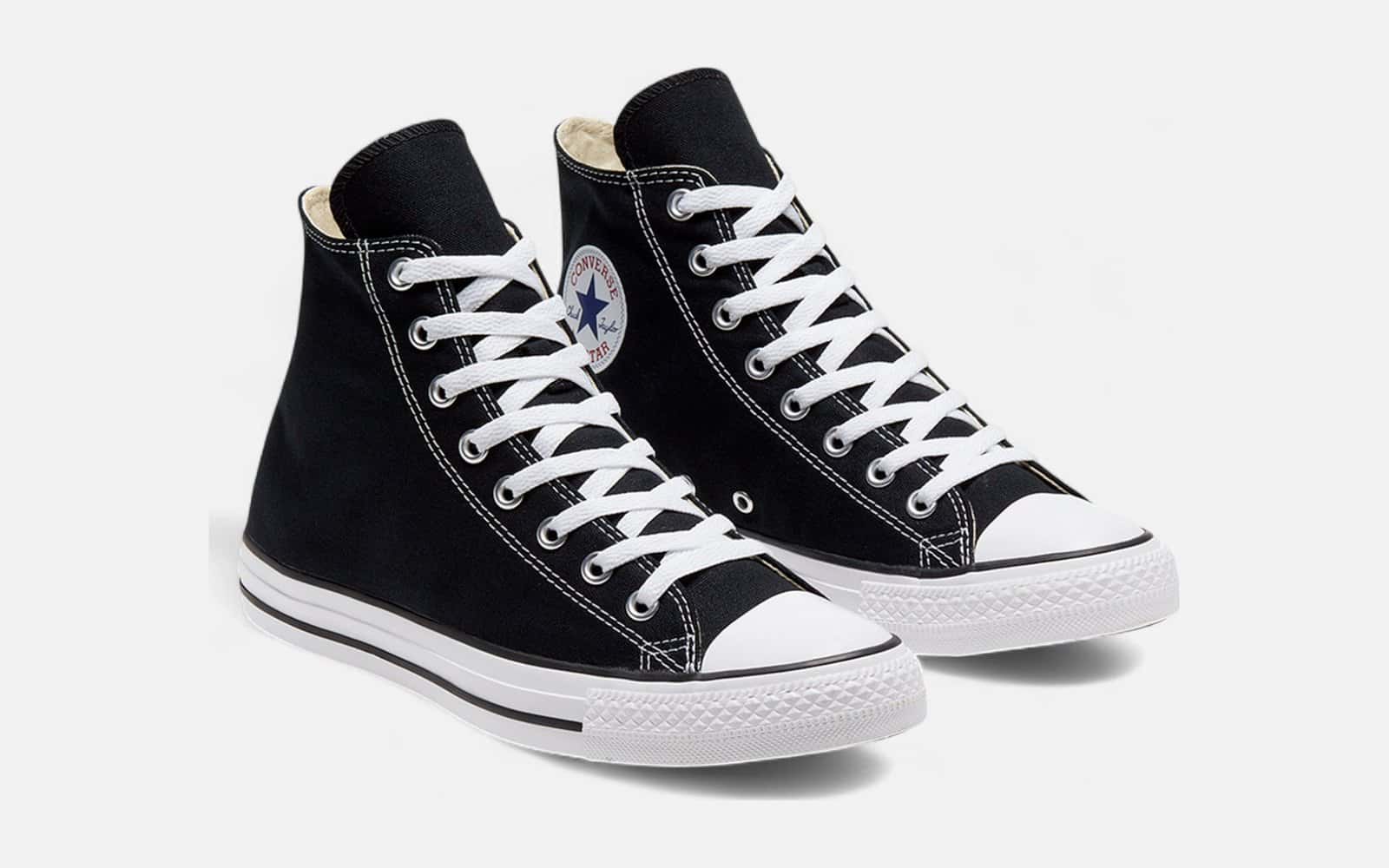 Par de Converse Chuck Taylor All Star Hi negras de lona con el parche de la estrella y la puntera blanca