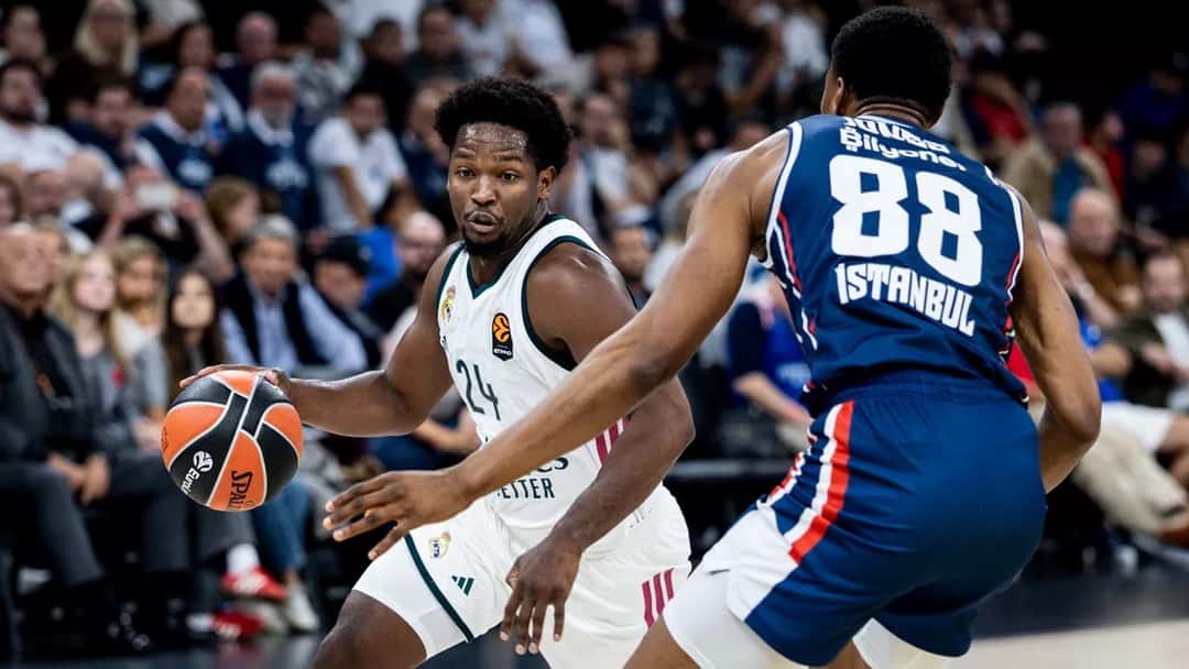 Andrés Feliz, del Real Madrid, ataca con la pelota ante la marca de un jugador de Anadolu Efes en Estambul
