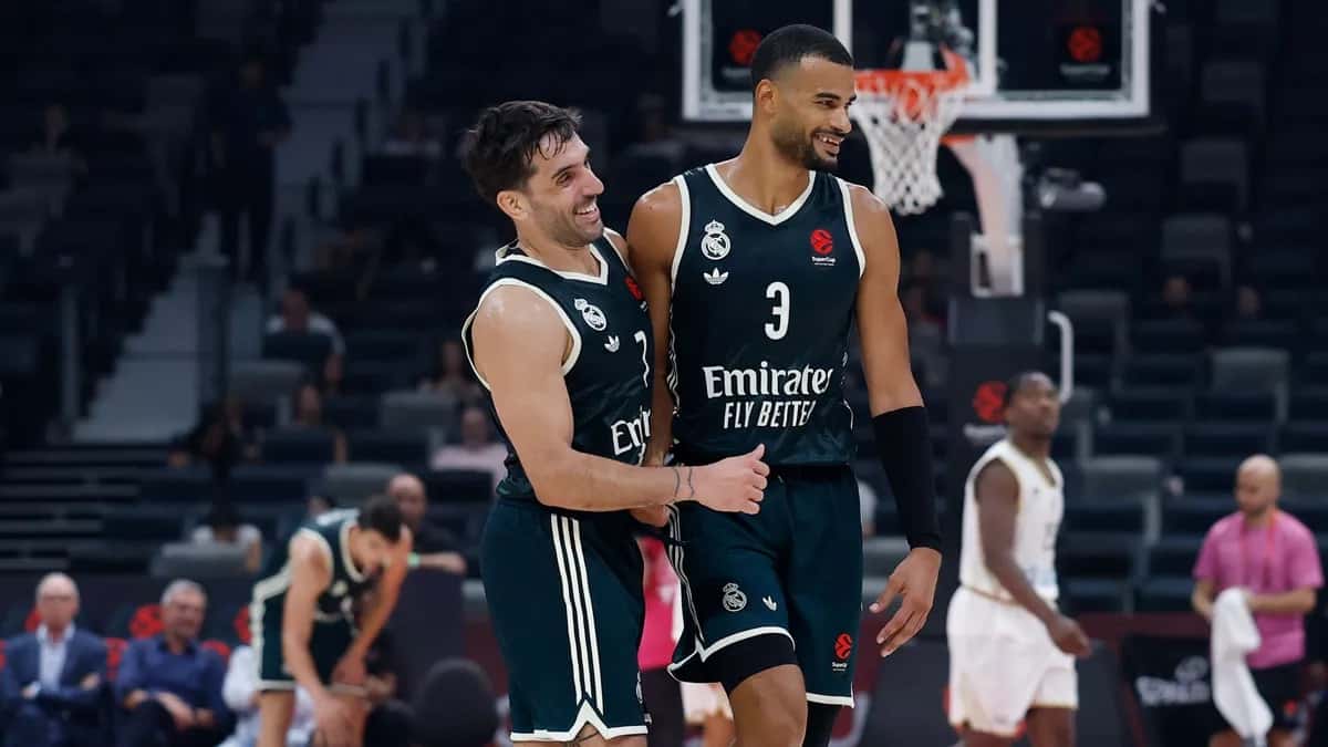 Facundo Campazzo, con la camiseta 7 del Real Madrid, sonríe y abraza a su compañero Timothé Luwawu-Cabarrot durante la Supercopa de la Euroliga