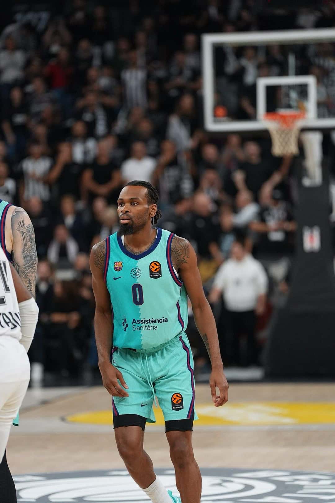 Foto de archivo: Kevin Punter, con la camiseta turquesa número 0 del Barcelona, durante un partido de Euroliga, con el aro y el público detrás