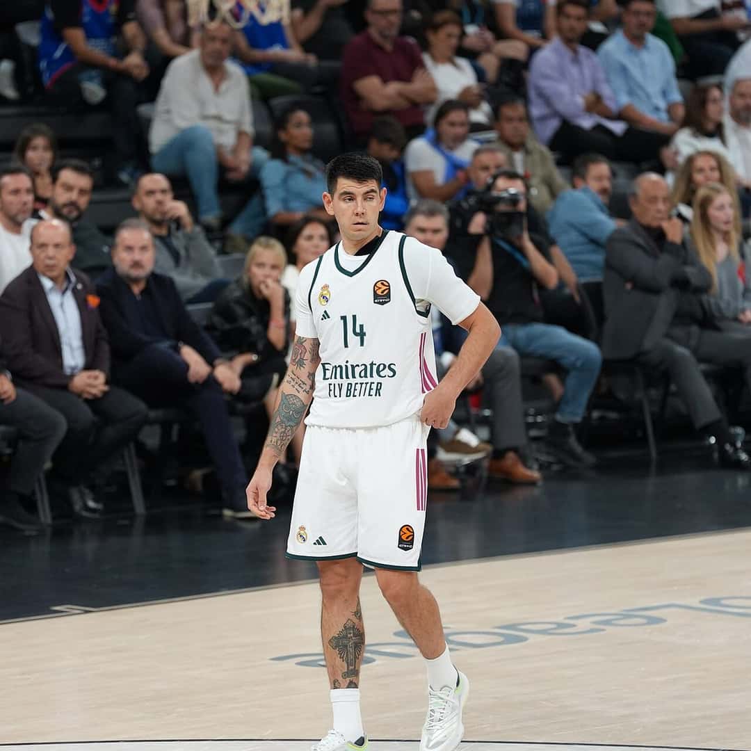 Foto de archivo: Gabriel Deck, con la camiseta blanca número 14 del Real Madrid, camina por la cancha durante un partido de Euroliga con el público detrás