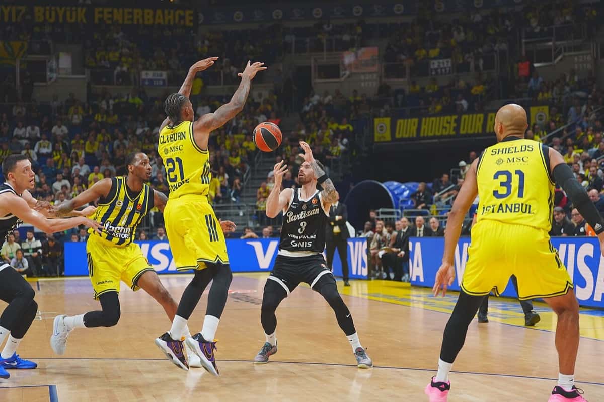Foto de archivo: Luca Vildoza, con la camiseta negra número 3 del Partizan, recibe un pase rodeado de jugadores del Fenerbahçe