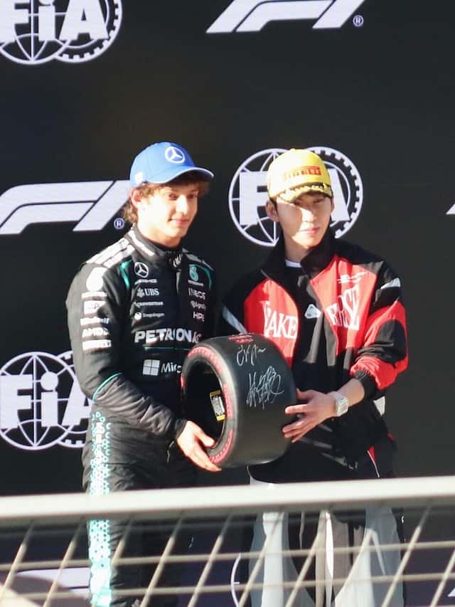 Foto de archivo: Kimi Antonelli, con el buzo de Mercedes y gorra azul, recibe el premio a la pole position en el Gran Premio de China 2026