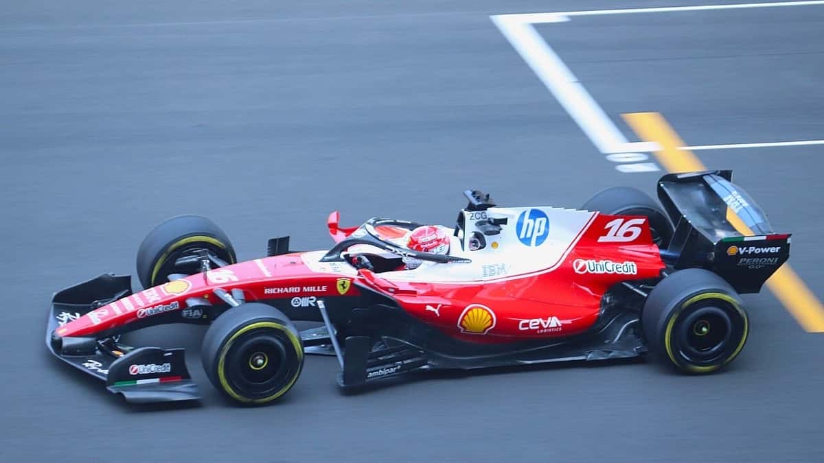 Foto de archivo: el Ferrari rojo y blanco número 16 de Charles Leclerc en la recta durante la práctica del Gran Premio de China 2026