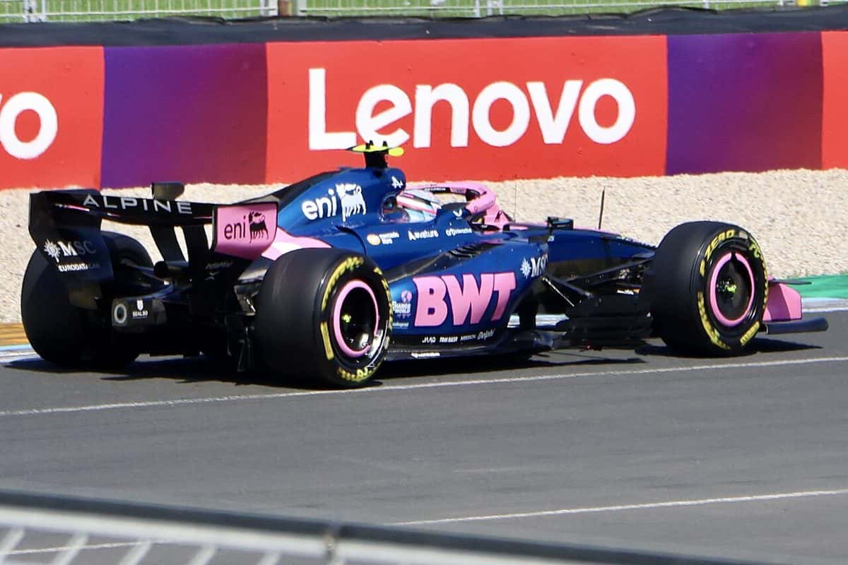 Foto de archivo: el Alpine azul y rosa de Franco Colapinto, visto de costado, en la pista en 2026