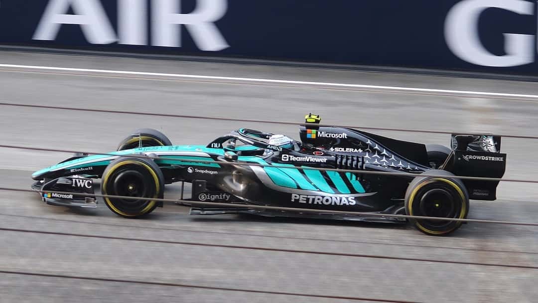 Foto de archivo: el Mercedes negro y turquesa de Kimi Antonelli a toda velocidad en una recta durante una carrera de 2026