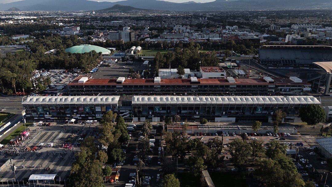 Foto de archivo: vista aérea del Autódromo Hermanos Rodríguez, con las tribunas y la recta principal, rodeado por la Ciudad de México