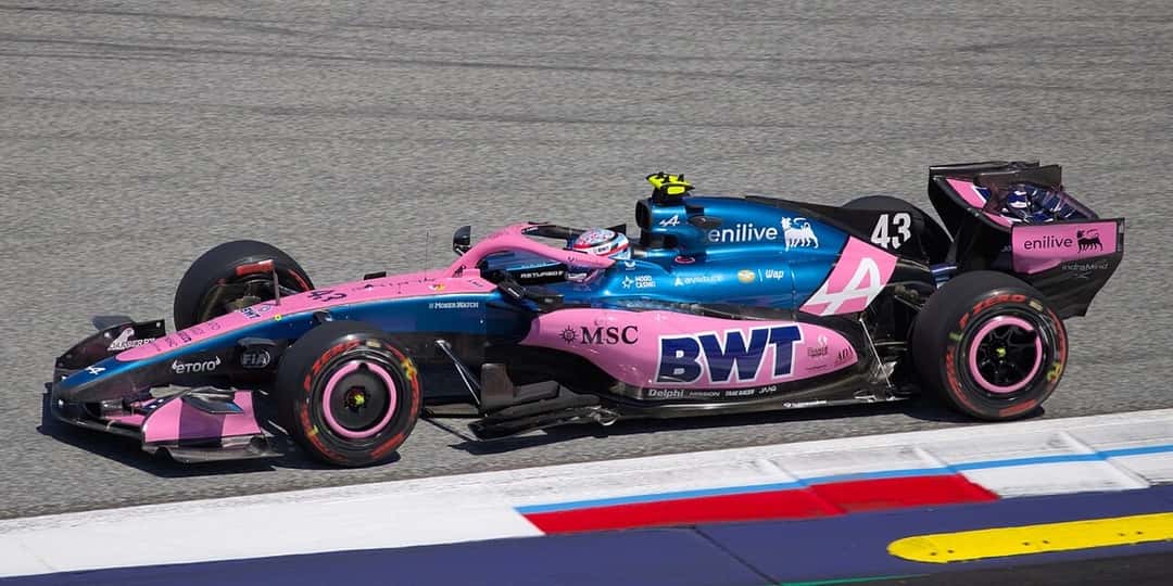 Foto de archivo: el Alpine rosa y azul número 43 de Franco Colapinto pasa junto a un piano en el Gran Premio de Austria 2026