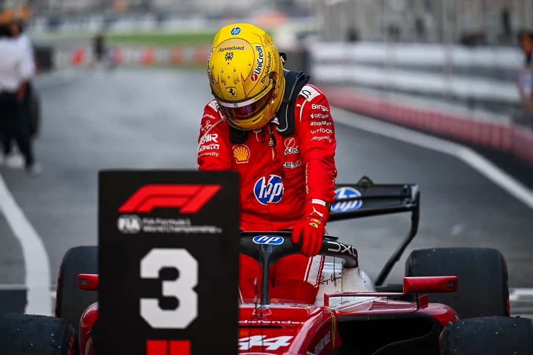 Lewis Hamilton se baja del Ferrari número 44 junto al cartel del tercer puesto