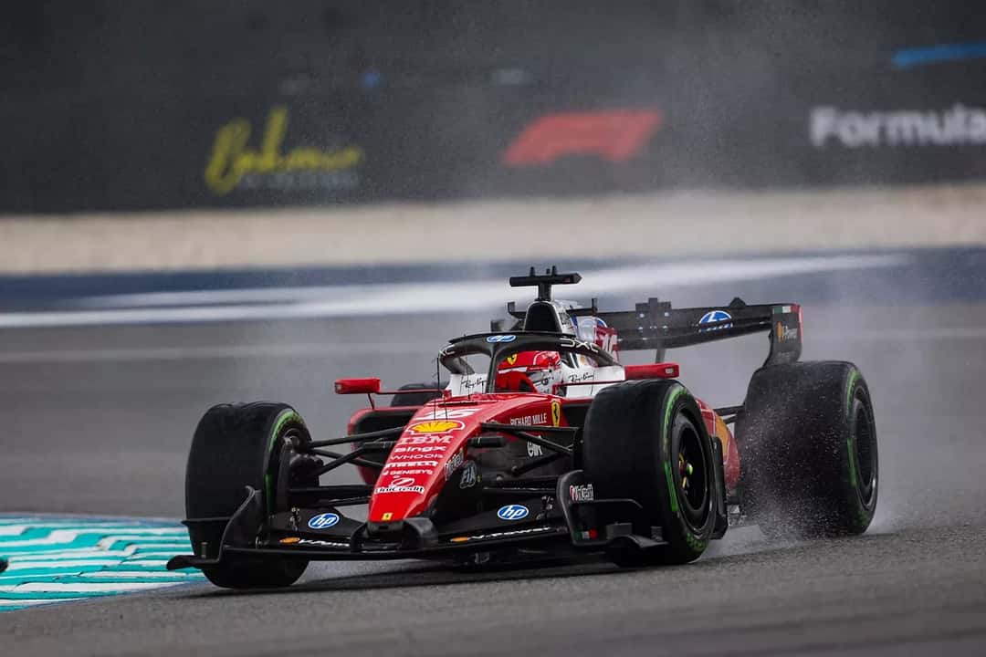 Un Ferrari levanta agua sobre la pista mojada de Sepang durante la carrera