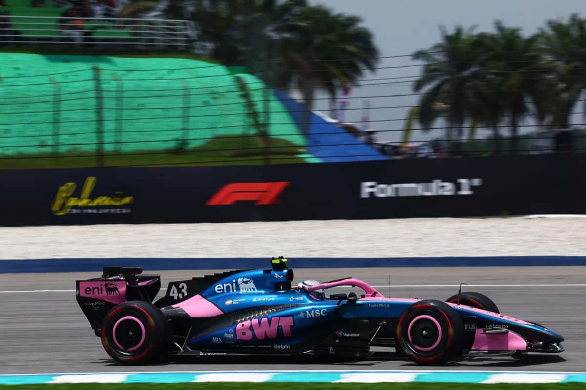 El Alpine número 43 de Franco Colapinto, de perfil, en una práctica libre en Sepang con un cartel de Fórmula 1 de fondo