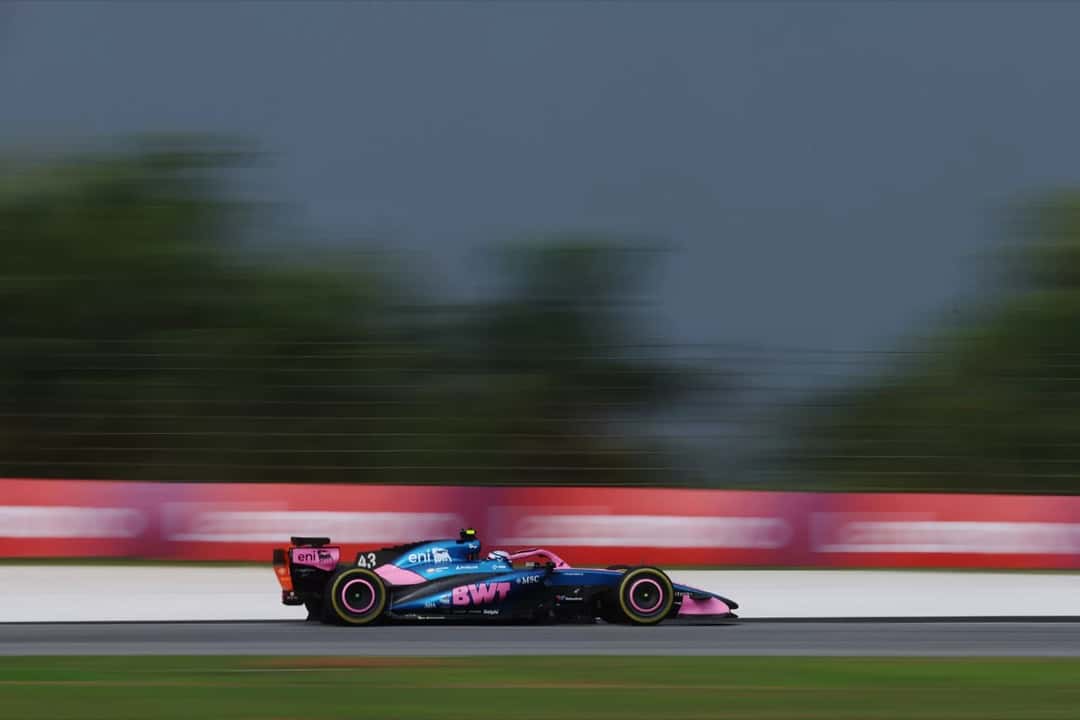 El Alpine número 43 de Franco Colapinto en la recta de Sepang, con un cielo cargado de nubes de fondo