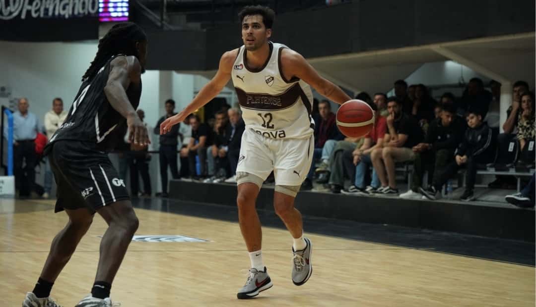 Un jugador de Platense con la camiseta 12 avanza con la pelota ante un defensor de Olímpico en La Banda