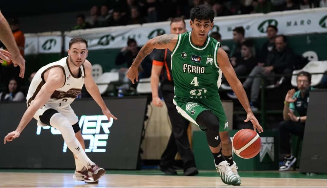 Emiliano Lezcano, con la camiseta verde número 4 de Ferro, avanza con la pelota ante la marca de un jugador de Platense, de blanco, en el Héctor Etchart