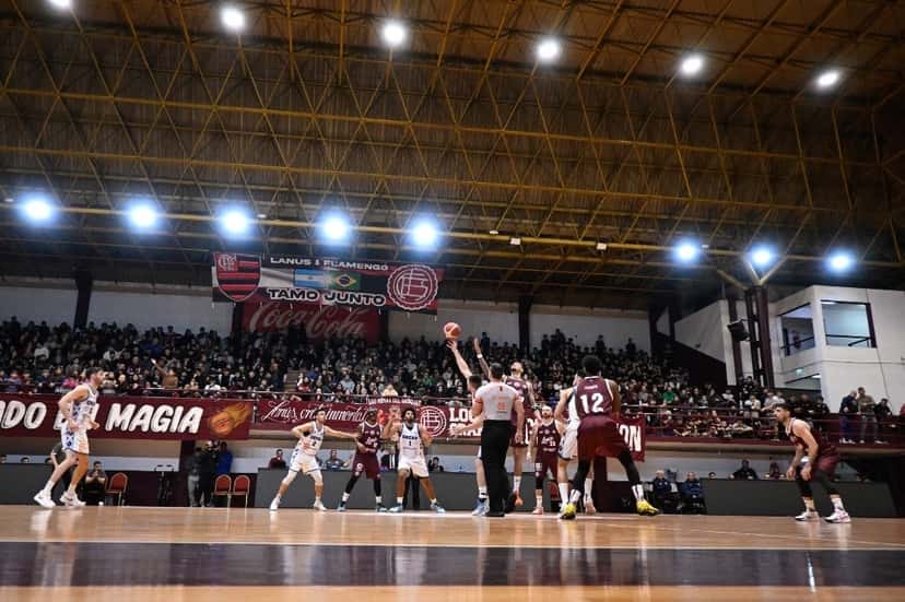 Vista general del Antonio Rotili con las tribunas llenas durante el salto inicial entre Lanús, con camiseta granate, y Oberá, con camiseta blanca