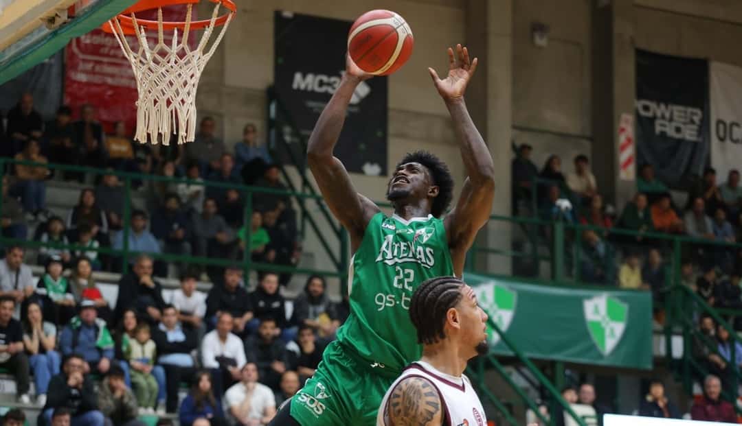 Un jugador de Atenas, con camiseta verde, salta para lanzar al aro en su estadio de Córdoba
