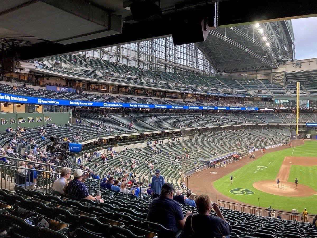 Foto de archivo: el American Family Field de Milwaukee, con su techo abierto y las tribunas verdes, antes de un partido de los Brewers