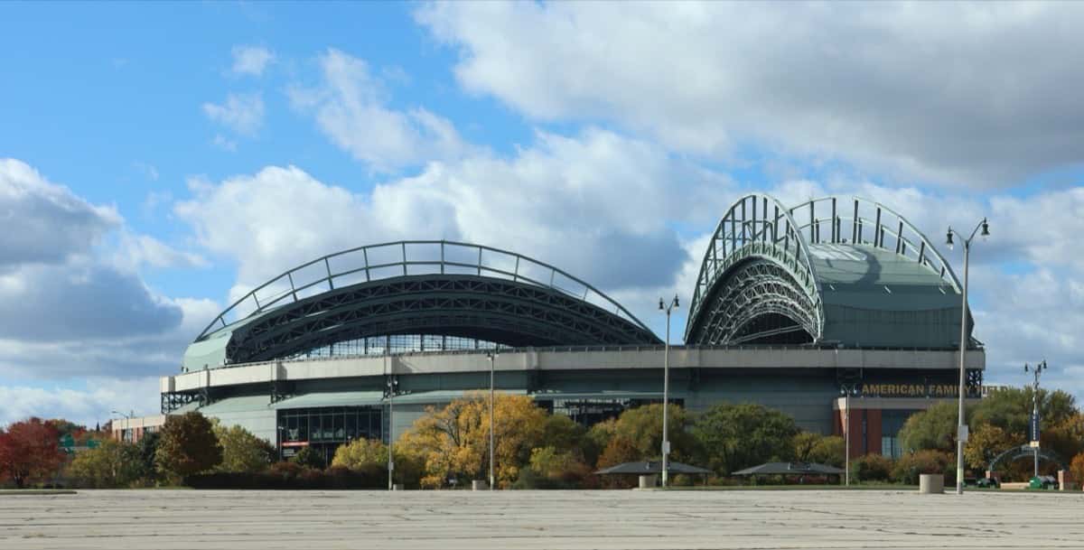 Foto de archivo: American Family Field, el estadio de los Milwaukee Brewers, con su techo retráctil de arcos metálicos, visto desde el estacionamiento en un día de otoño