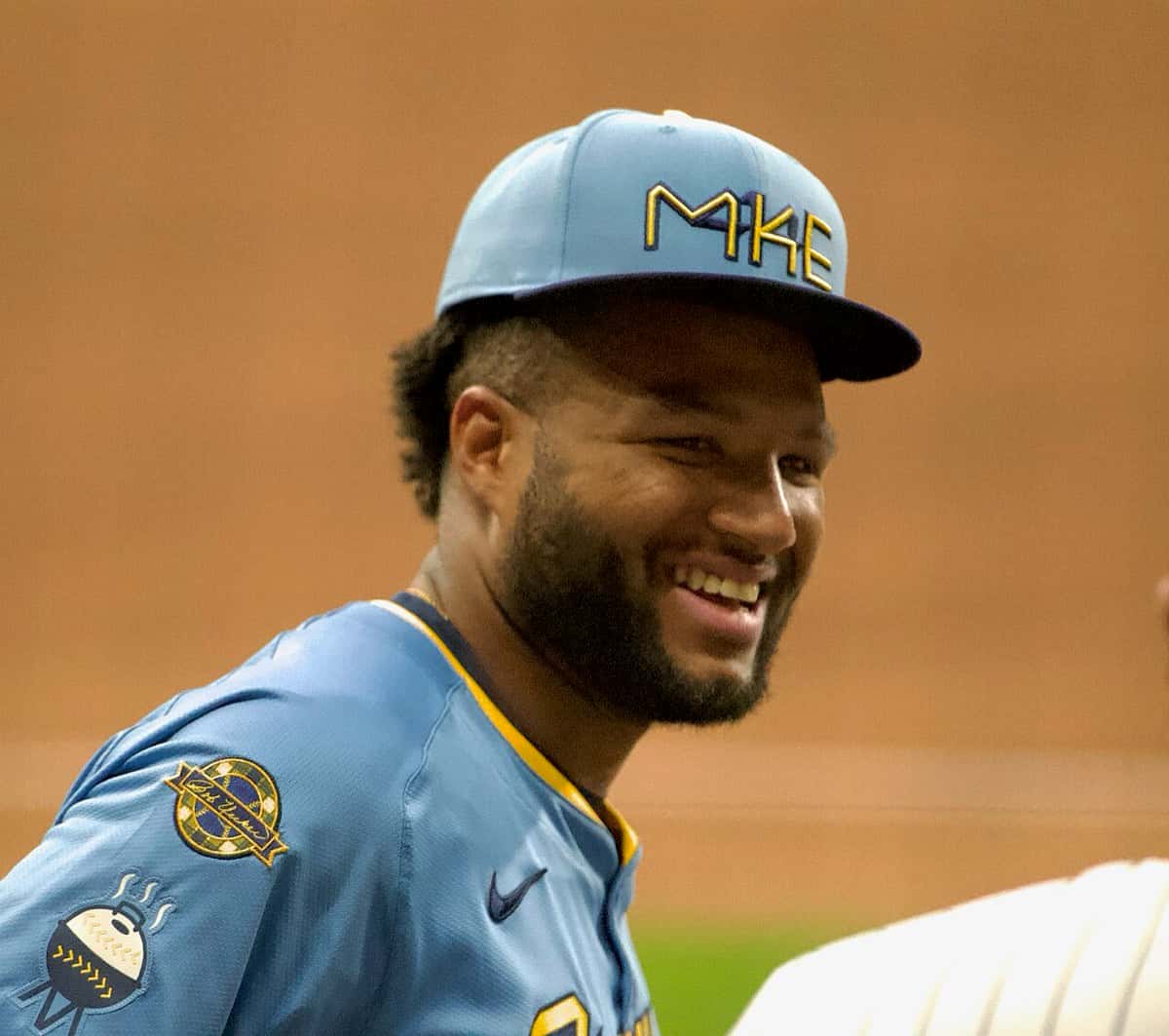Foto de archivo: Jackson Chourio, de los Milwaukee Brewers, sonriendo, con gorra celeste con las letras MKE y la camiseta celeste del uniforme alternativo del equipo