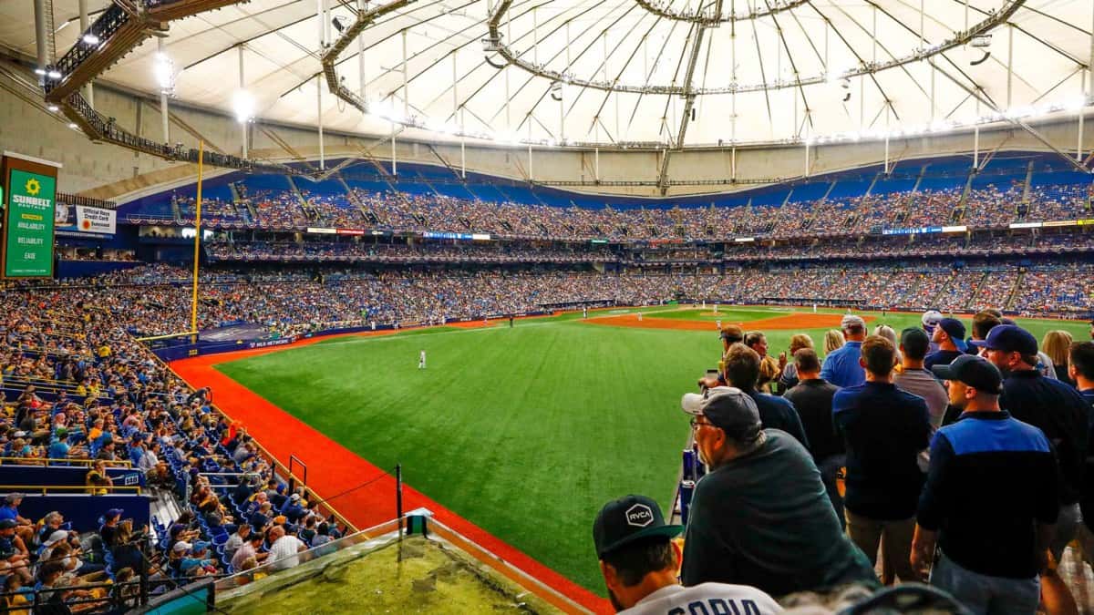 Vista interior de Tropicana Field, estadio de los Tampa Bay Rays, con el techo cerrado y las tribunas llenas durante un partido