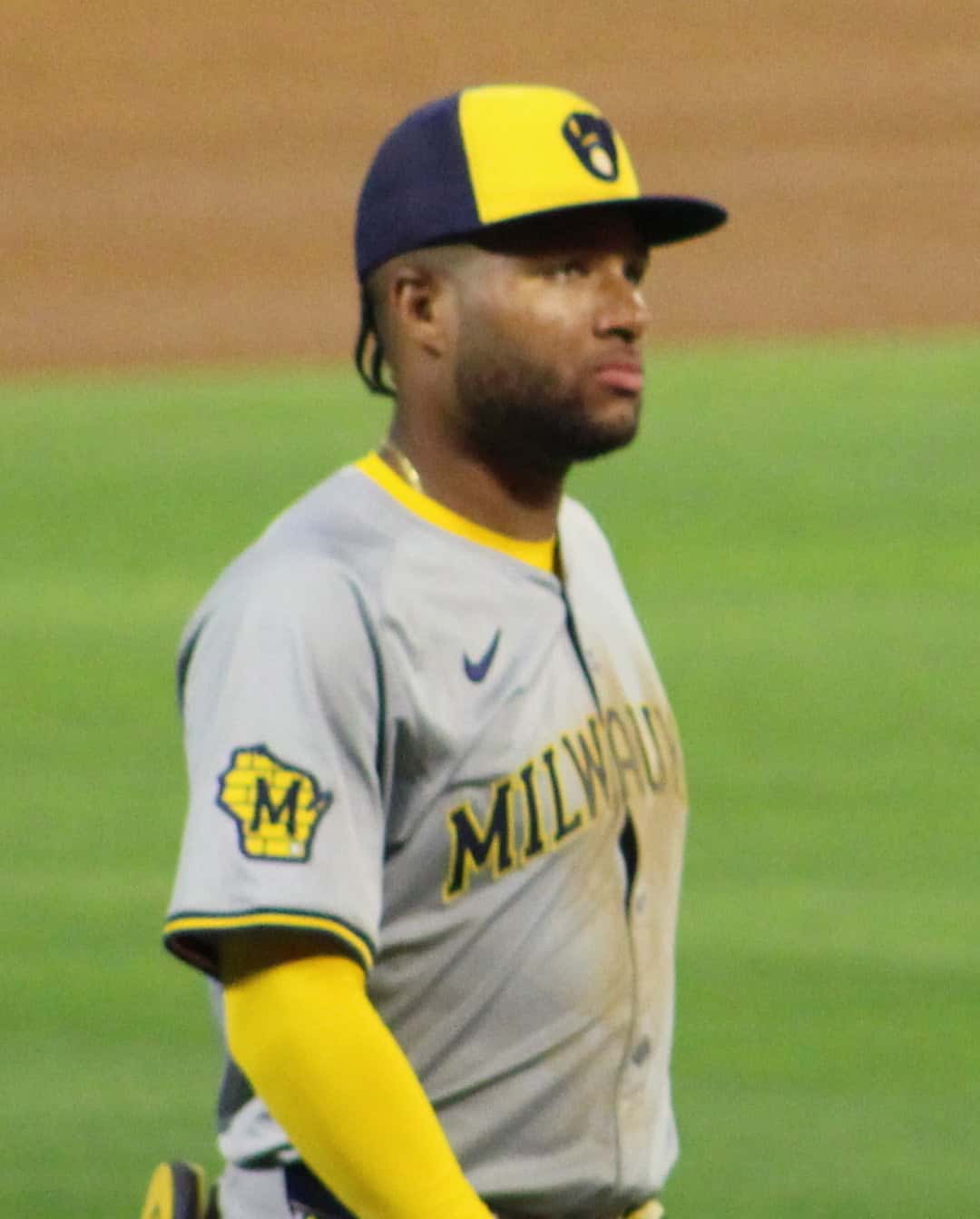 Foto de archivo: Jackson Chourio, con la camiseta gris de los Brewers y gorra azul y amarilla, parado en el jardín derecho