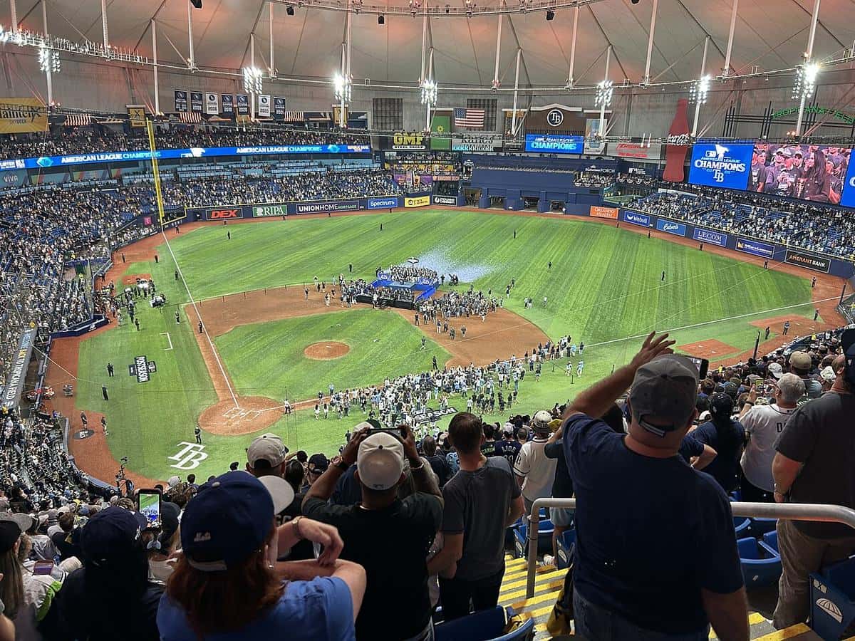 Imagen del estadio: el Tropicana Field lleno, con los Rays festejando en el campo el título de la Liga Americana, visto desde la tribuna