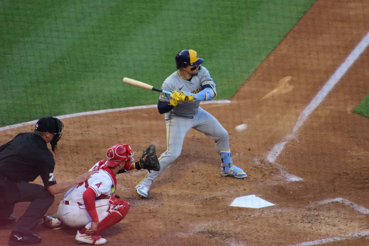 Foto de archivo: William Contreras, de los Brewers, con el uniforme gris de visitante y casco azul y amarillo, deja pasar un lanzamiento en el plato