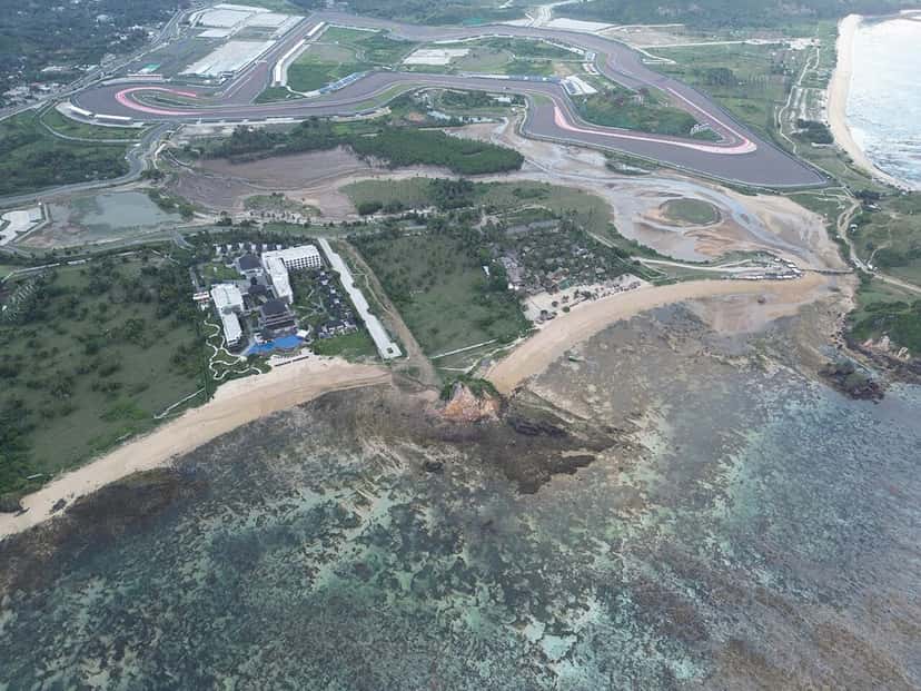 Vista aérea del circuito de Mandalika, con la pista rodeada de vegetación y, abajo, la playa y el mar turquesa de Lombok