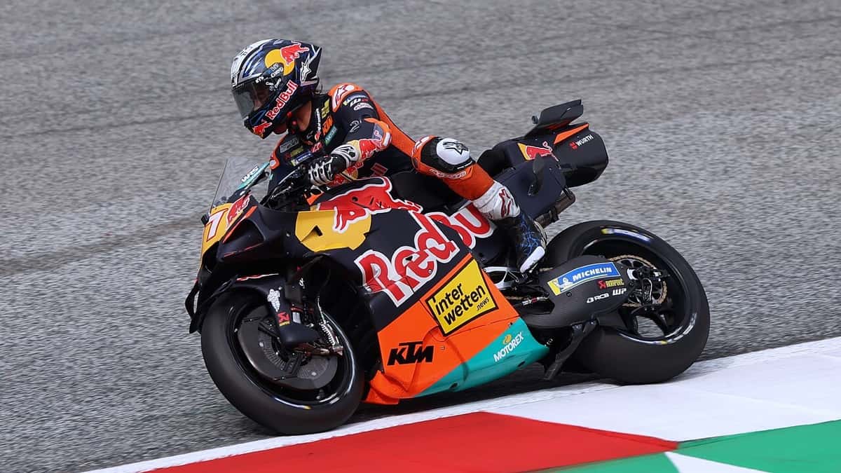 Foto de archivo: Pedro Acosta inclina la KTM naranja y azul número 37 en una curva, junto a un piano rojo y blanco, en el Gran Premio de Austria 2026