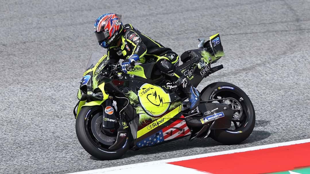 Foto de archivo: Ai Ogura inclina la Aprilia amarilla y negra del equipo Trackhouse en una curva del Gran Premio de Austria 2026