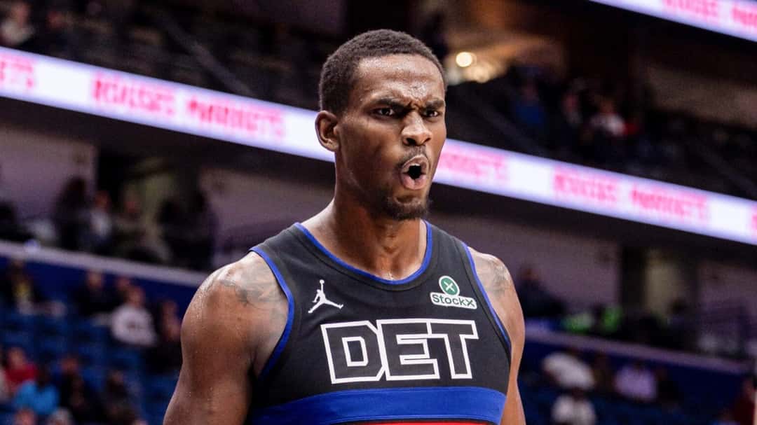 Jalen Duren con la camiseta alternativa negra de Detroit durante un partido de visitante