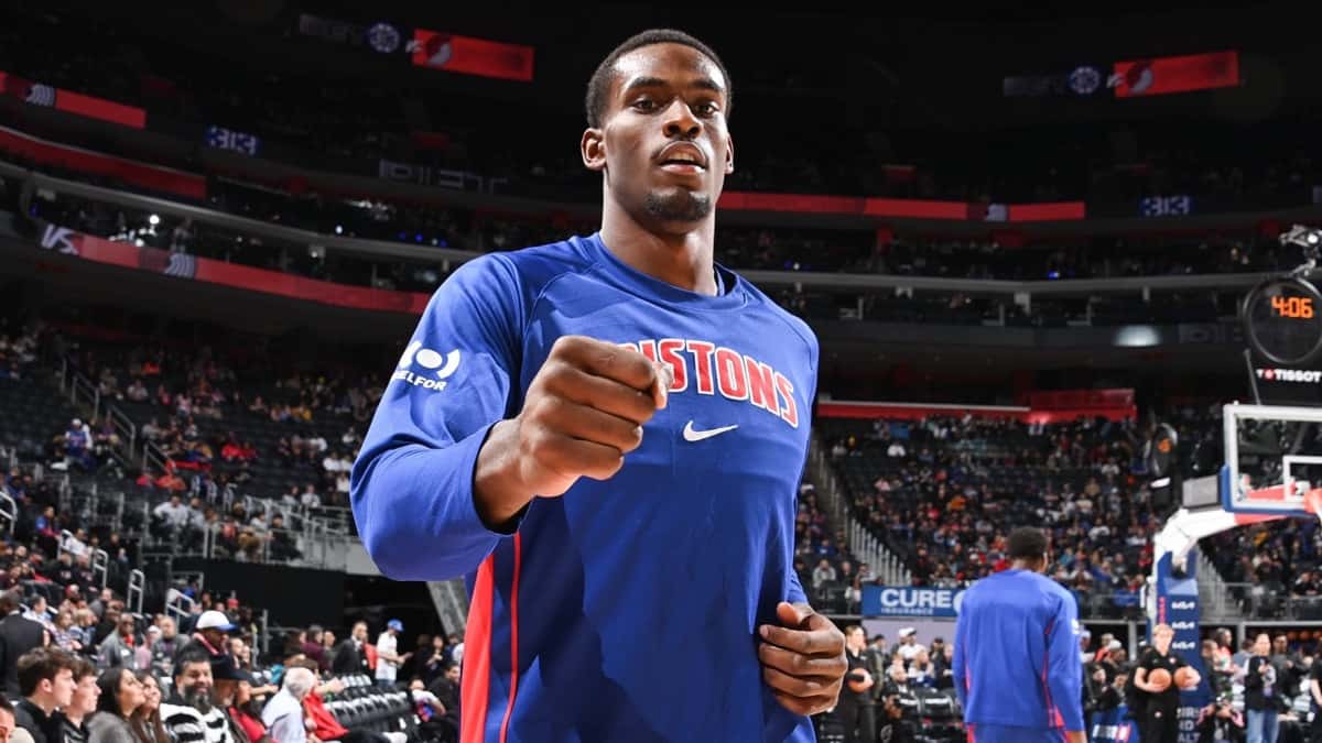 Jalen Duren con la remera de entrada en calor de los Pistons, en la cancha del Little Caesars Arena antes de un partido