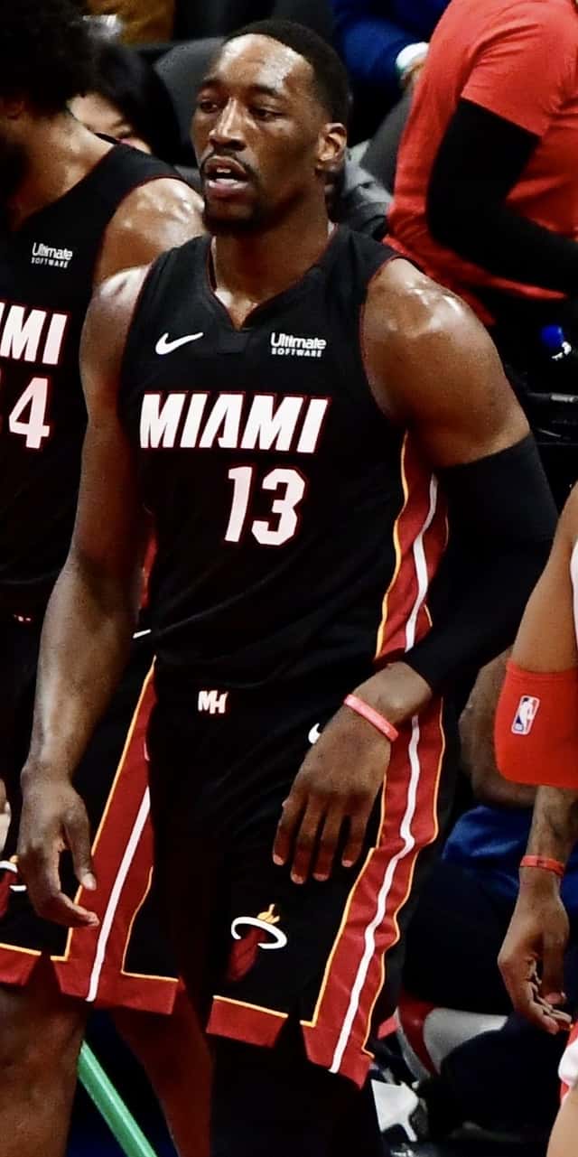 Foto de archivo: Bam Adebayo, con la camiseta negra número 13 del Miami Heat, camina por la cancha durante un partido