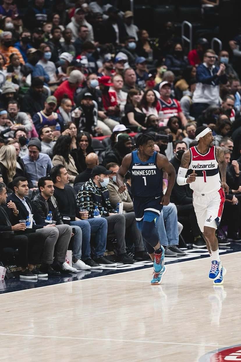 Foto de archivo: Anthony Edwards, con la camiseta azul número 1 de los Minnesota Timberwolves, trota por la cancha durante un partido ante los Washington Wizards