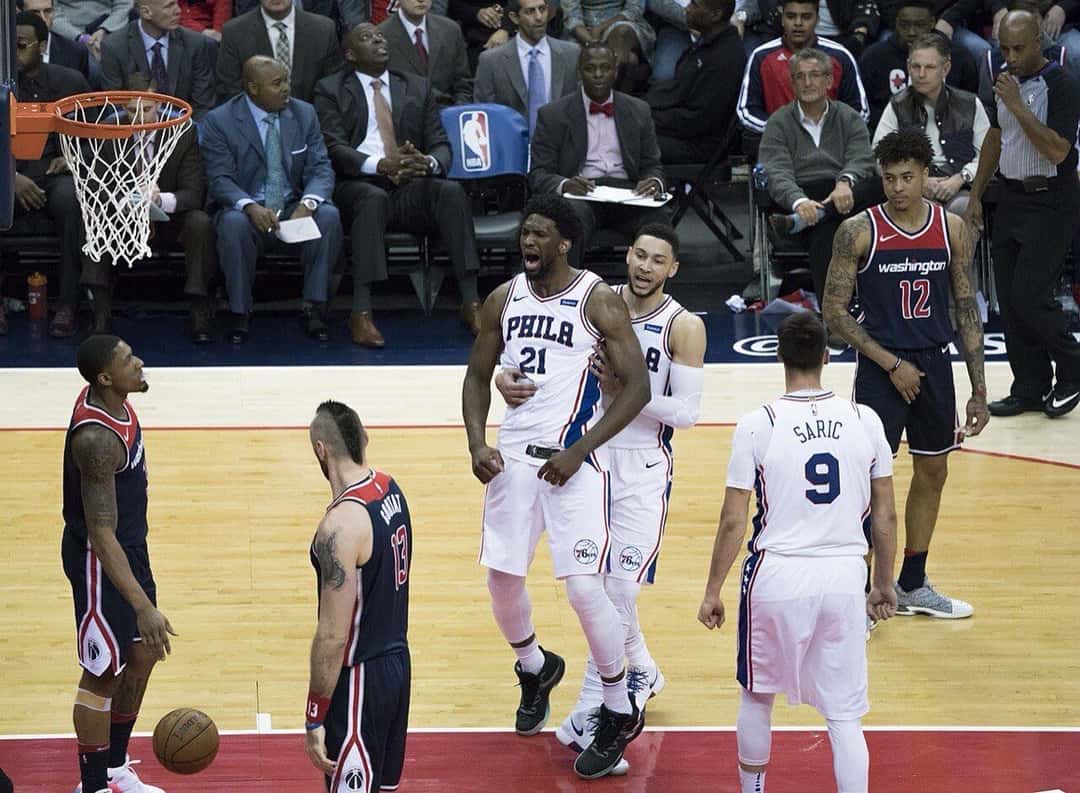 Foto de archivo: Joel Embiid, con la camiseta blanca número 21 de los 76ers, en la cancha junto a sus compañeros durante un partido en Washington