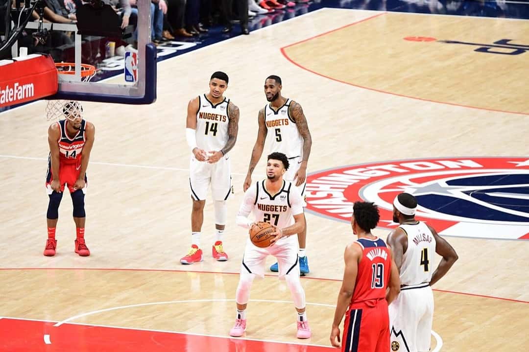 Foto de archivo: Jamal Murray, con la camiseta blanca número 27 de los Nuggets, se prepara para tirar un libre en Washington