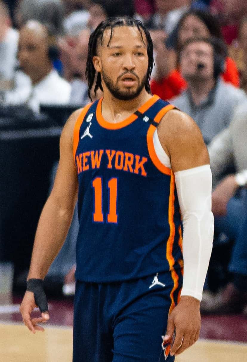Foto de archivo: Jalen Brunson, con la camiseta azul número 11 de los New York Knicks, camina por la cancha durante un partido de playoffs