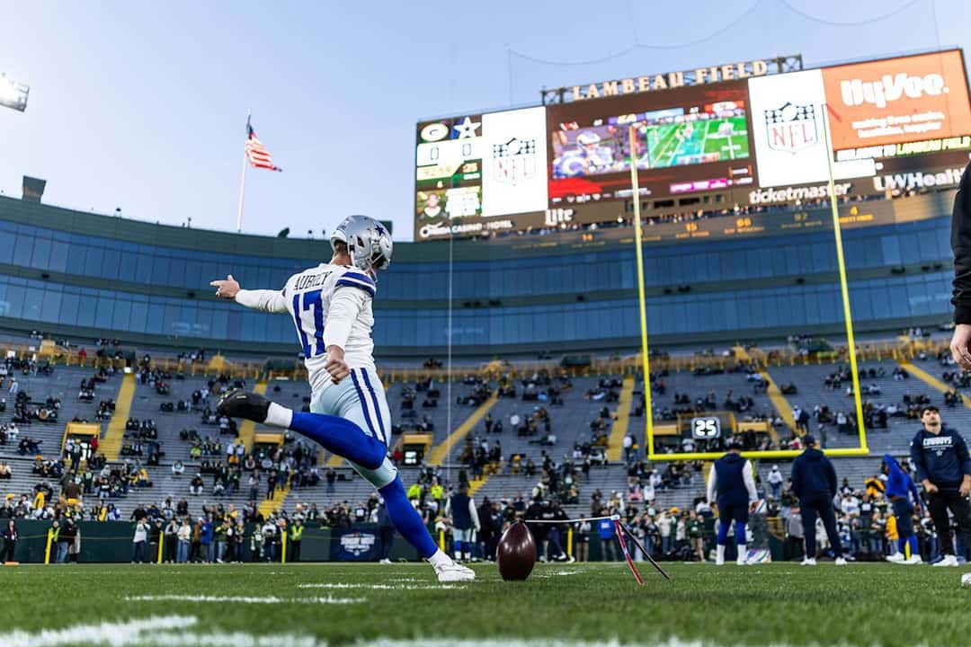 Foto de archivo: un pateador de los Cowboys, con la camiseta blanca número 17, patea en la entrada en calor en el Lambeau Field de Green Bay