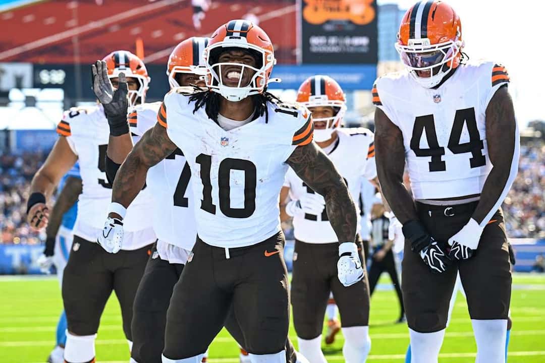 Quinshon Judkins, con la camiseta blanca número 10 de los Browns, festeja junto a sus compañeros en el estadio de los Titans