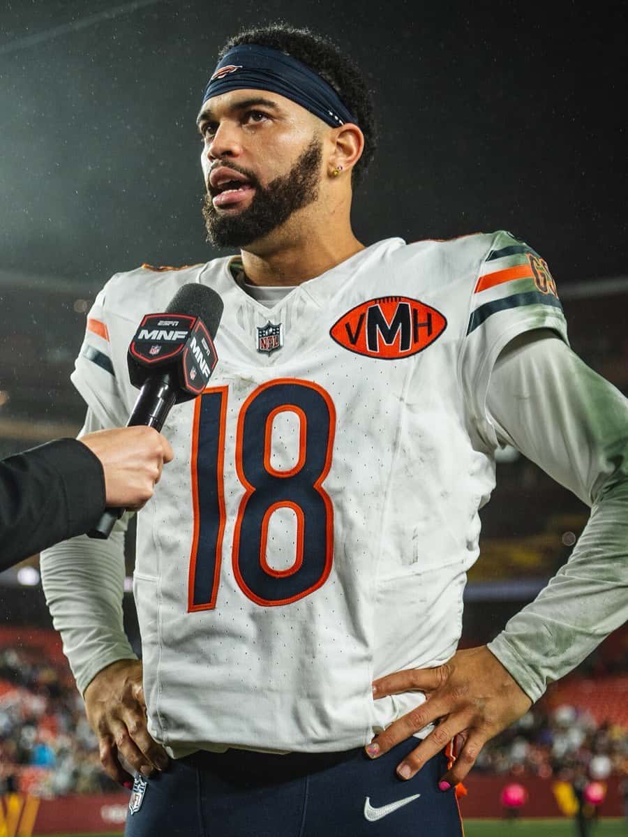 Foto de archivo: Caleb Williams, con la camiseta blanca número 18 de los Chicago Bears, habla ante un micrófono después de un partido