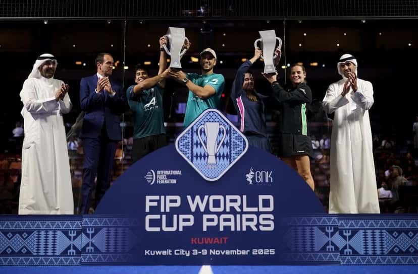 La premiación del Mundial de Parejas de la FIP 2025 en Kuwait, con los campeones levantando los trofeos en el podio