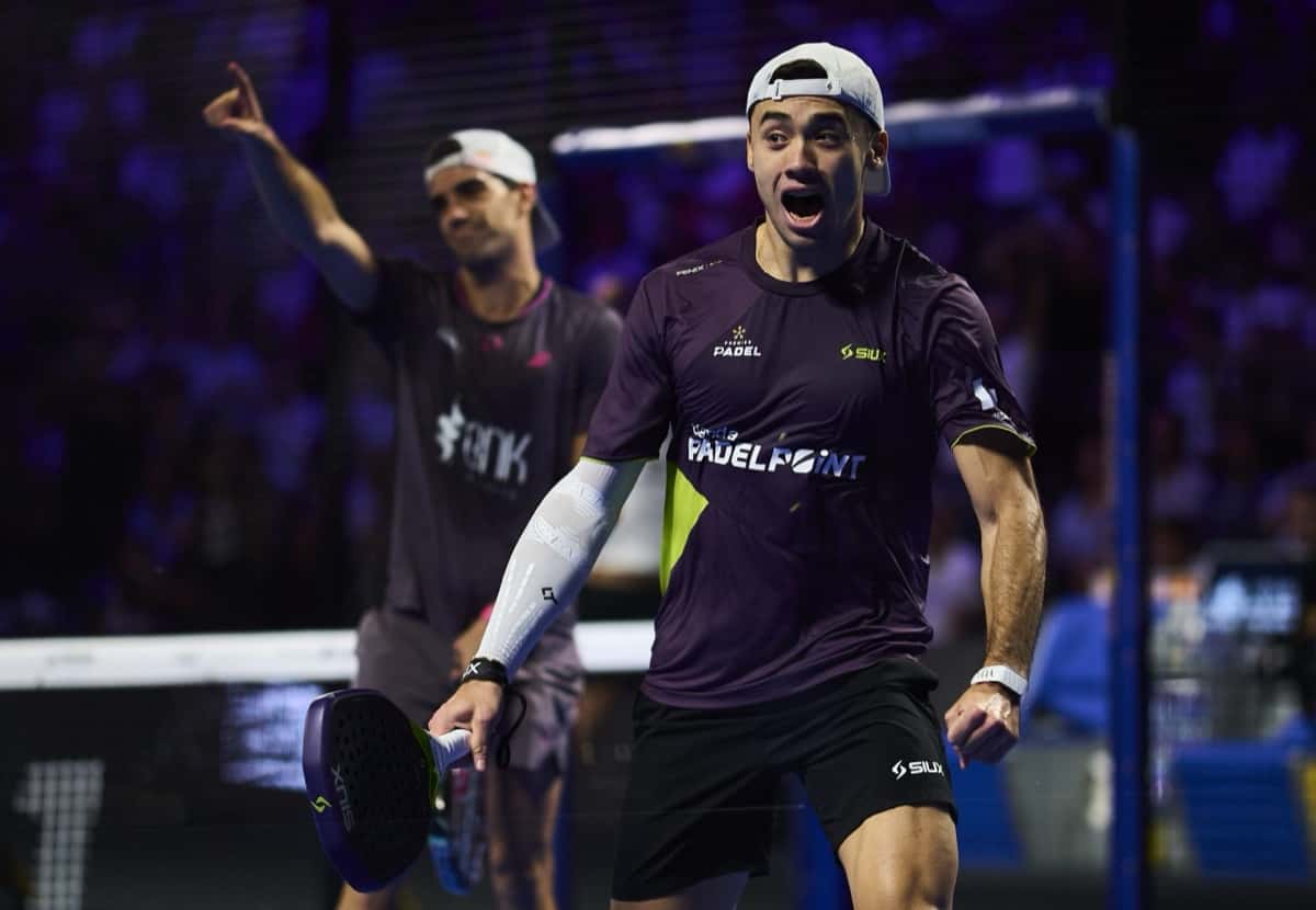 Leo Augsburger, con gorra blanca, grita un punto con la paleta en la mano mientras Juan Lebrón levanta el brazo detrás, en la cancha central del Allianz Cloud durante el Milano Premier Padel P1 2026