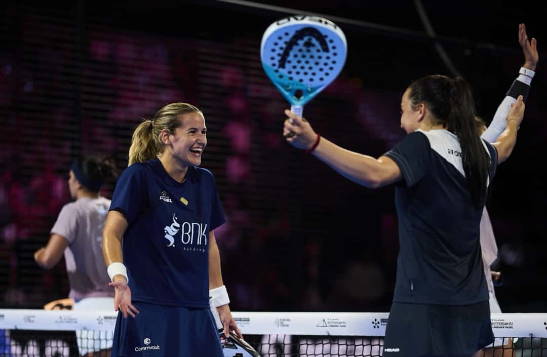 Foto de archivo: Ari Sánchez levanta la paleta y Andrea Ustero sonríe mientras festejan un punto en el P2 de Rotterdam 2026