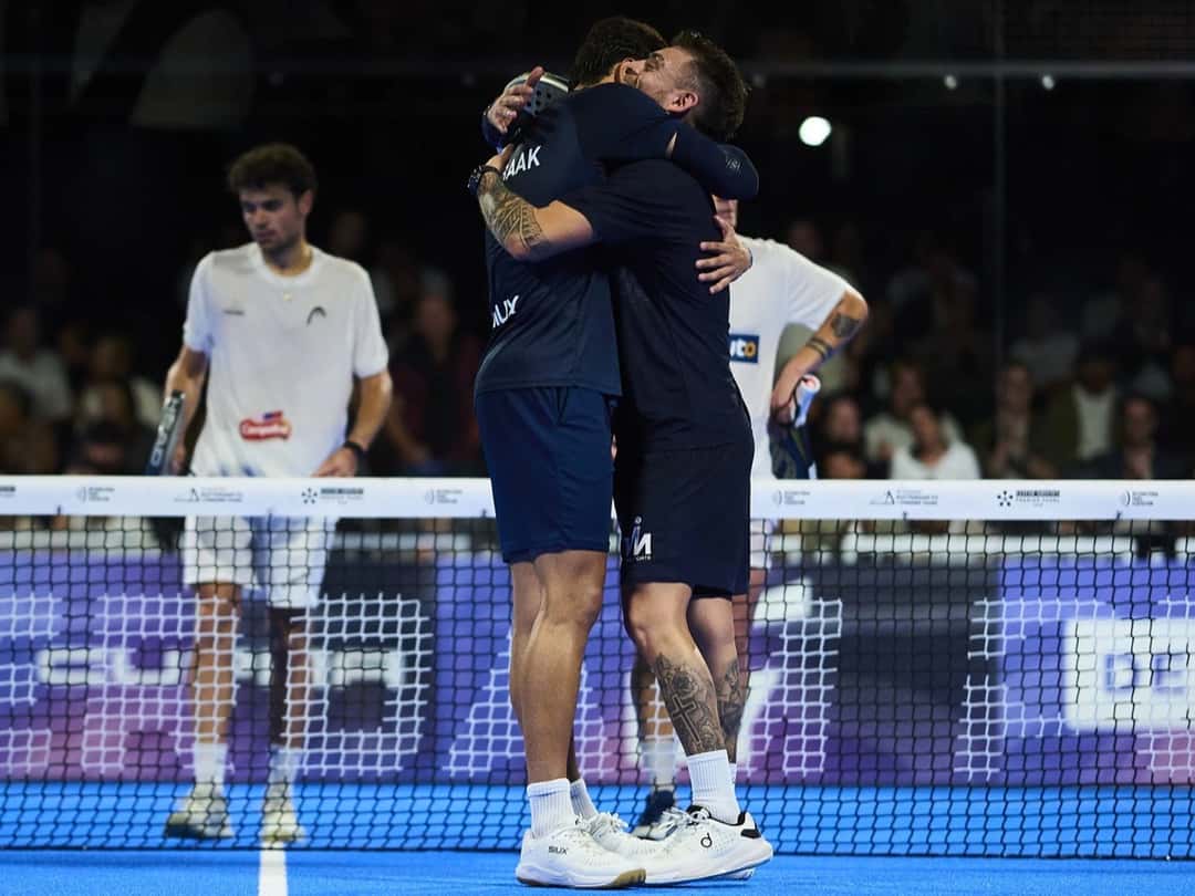 Tino Libaak y Gonza Alfonso se abrazan tras una victoria en el Rotterdam Ahoy