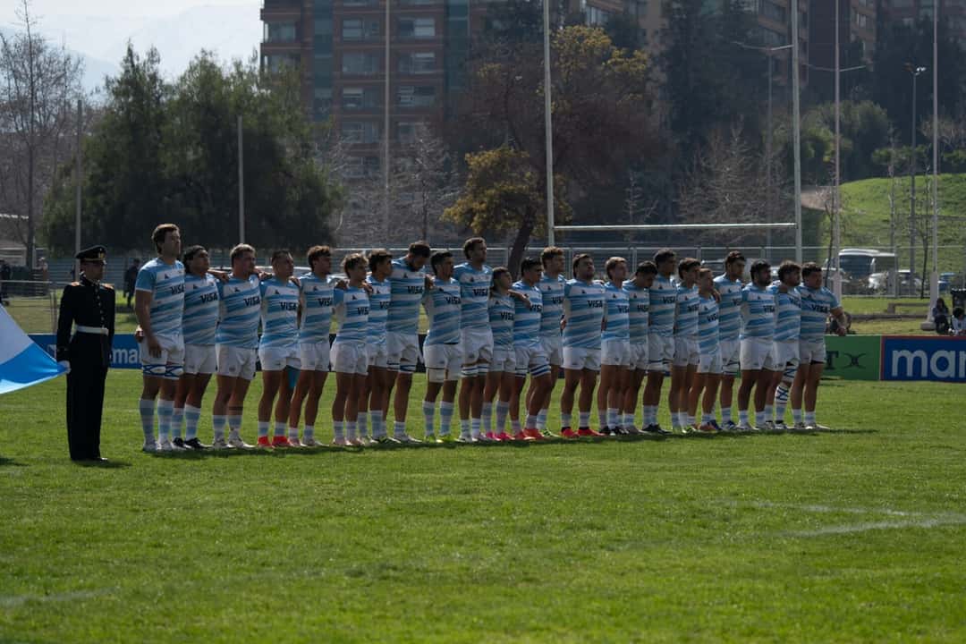 Foto de archivo: los jugadores de Argentina XV, con camiseta celeste y blanca, formados en la cancha durante el himno